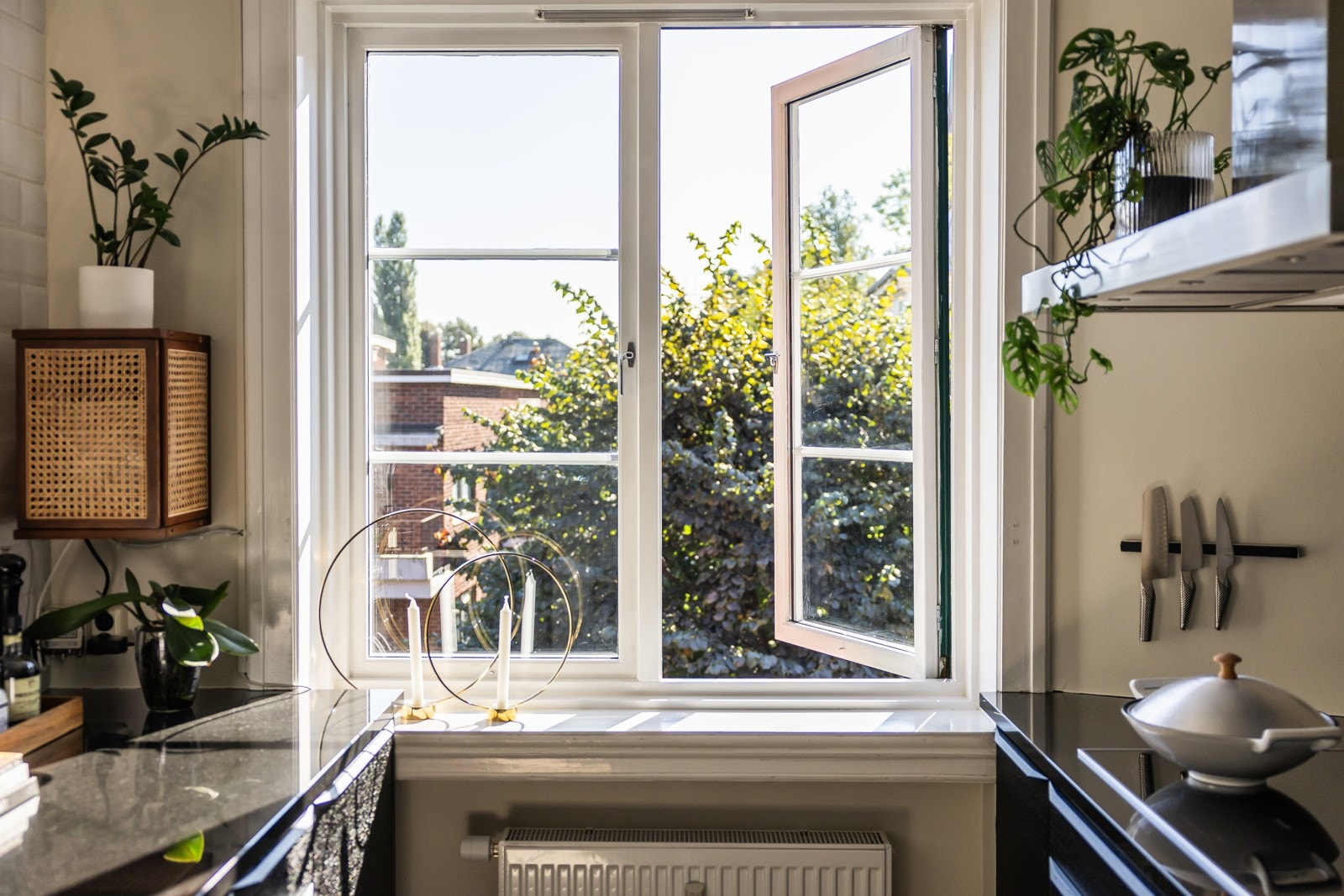 Gjennomgående gode lysforhold i hele boligen. Fritt og luftig med god avstand til omkringliggende bygårder. Galleribilde