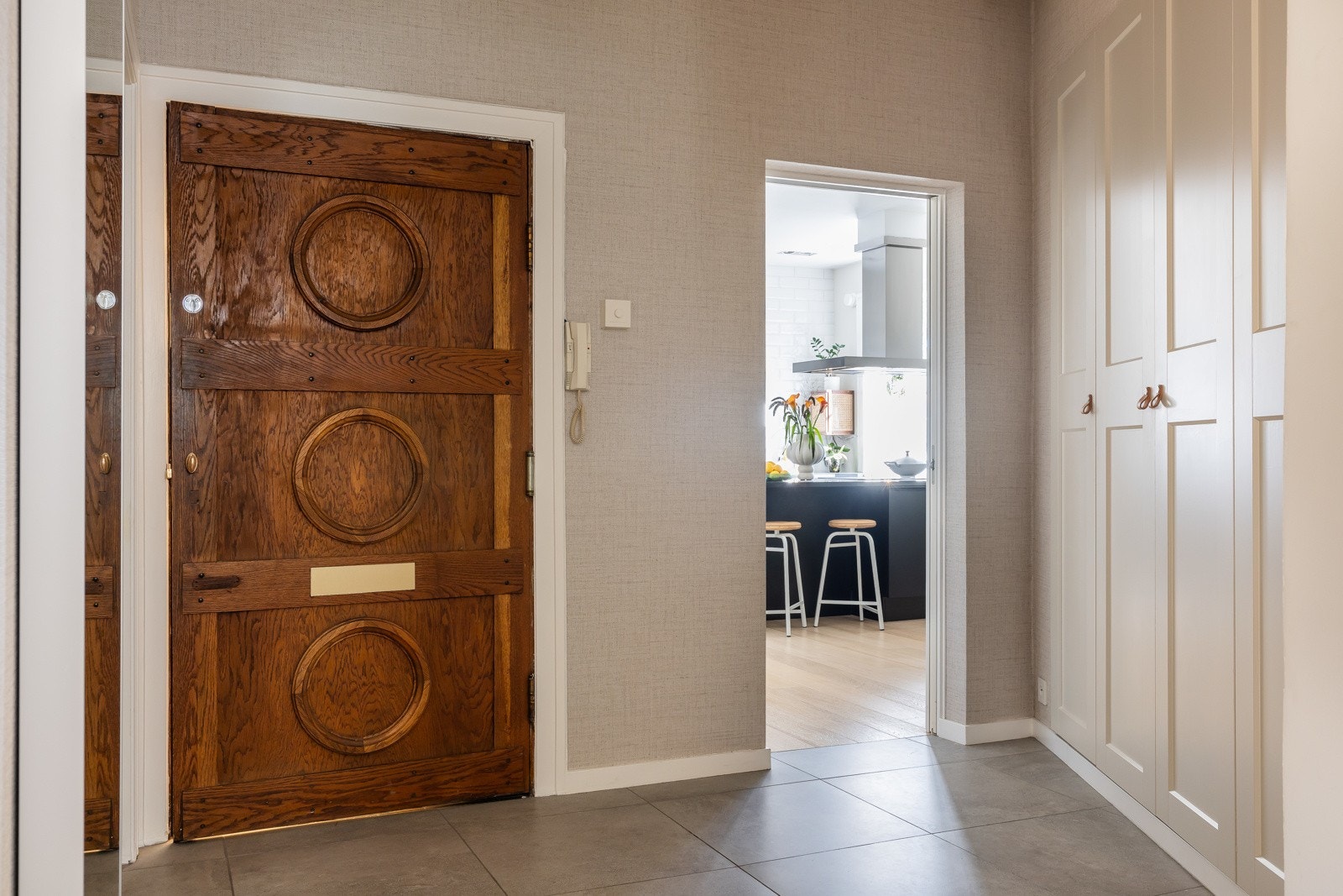 Entreen er nyoppusset i 2021, med plassbygde skapløsninger, delikate fliser med varme i gulv og moderne tapet. Galleribilde