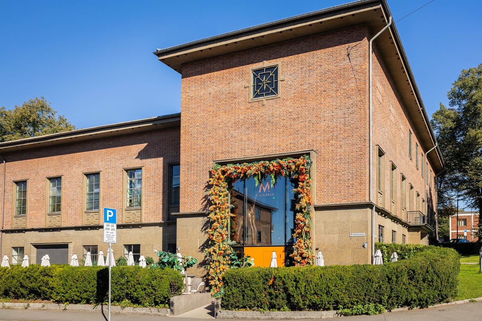 Populære Michaels er like ved og er en levende bydelsrestaurant som skaper en magisk atmosfære der mat, drikke, musikk og mennesker forenes. Galleribilde