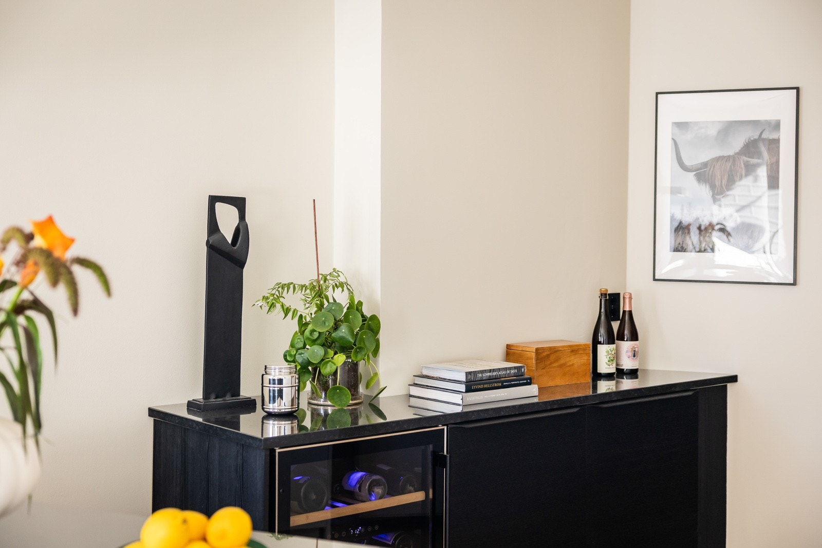 Kjøkkenbenk med vinskap fra 2024. Galleribilde