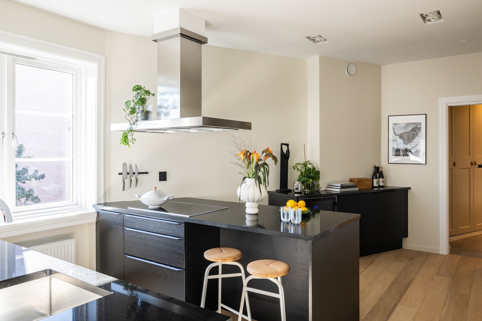 Integrerte hvitevarer som oppvaskmaskin, koketopp og kjøl/frys fra Miele. Stekeovn fra Samsung med damp (2022) Galleribilde