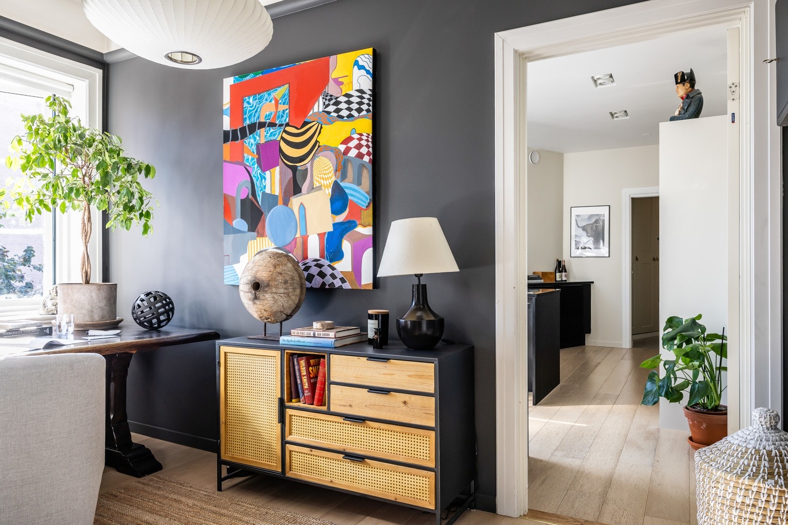 Det kan også være et svært romslig hjemmekontor. Galleribilde