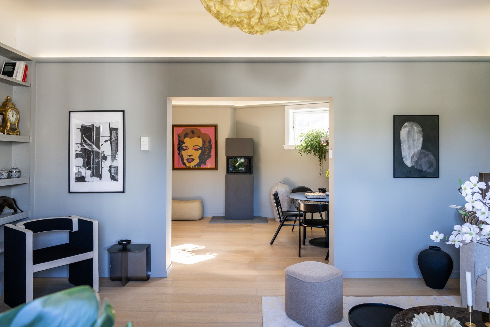 Enstavsparkett på gulv og vegger i trendy fargetoner og tapet, samt stilig ledlights belysning mot imponerende himlingshøyde på 290 cm. Galleribilde