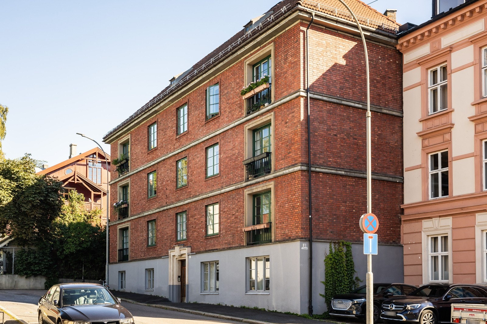 Boligen ligger innerst i en blindgate. Svært ettertraktet og veletablert boligområde på Briskeby/Uranienborg. Galleribilde