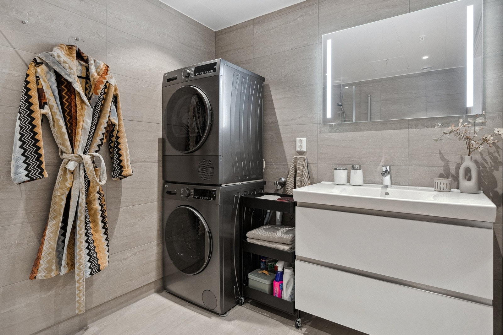 Flislagt bad med gjennomgående god standard fra byggeår. Galleribilde