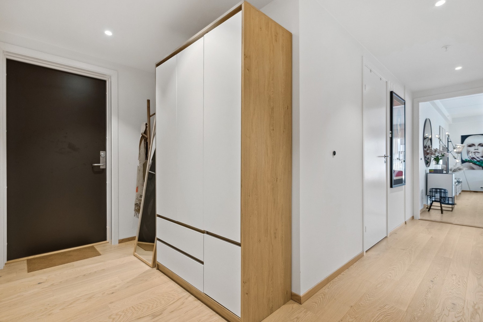 Gang med dimbare spotter og god plass for garderobeskap. Galleribilde