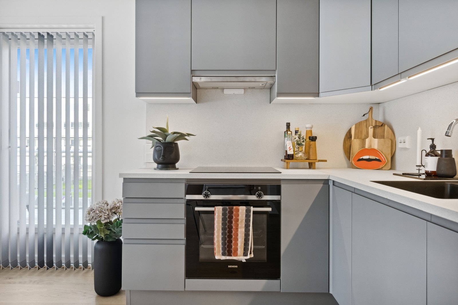 Integrerte hvitevarer medfølger i handelen. Galleribilde