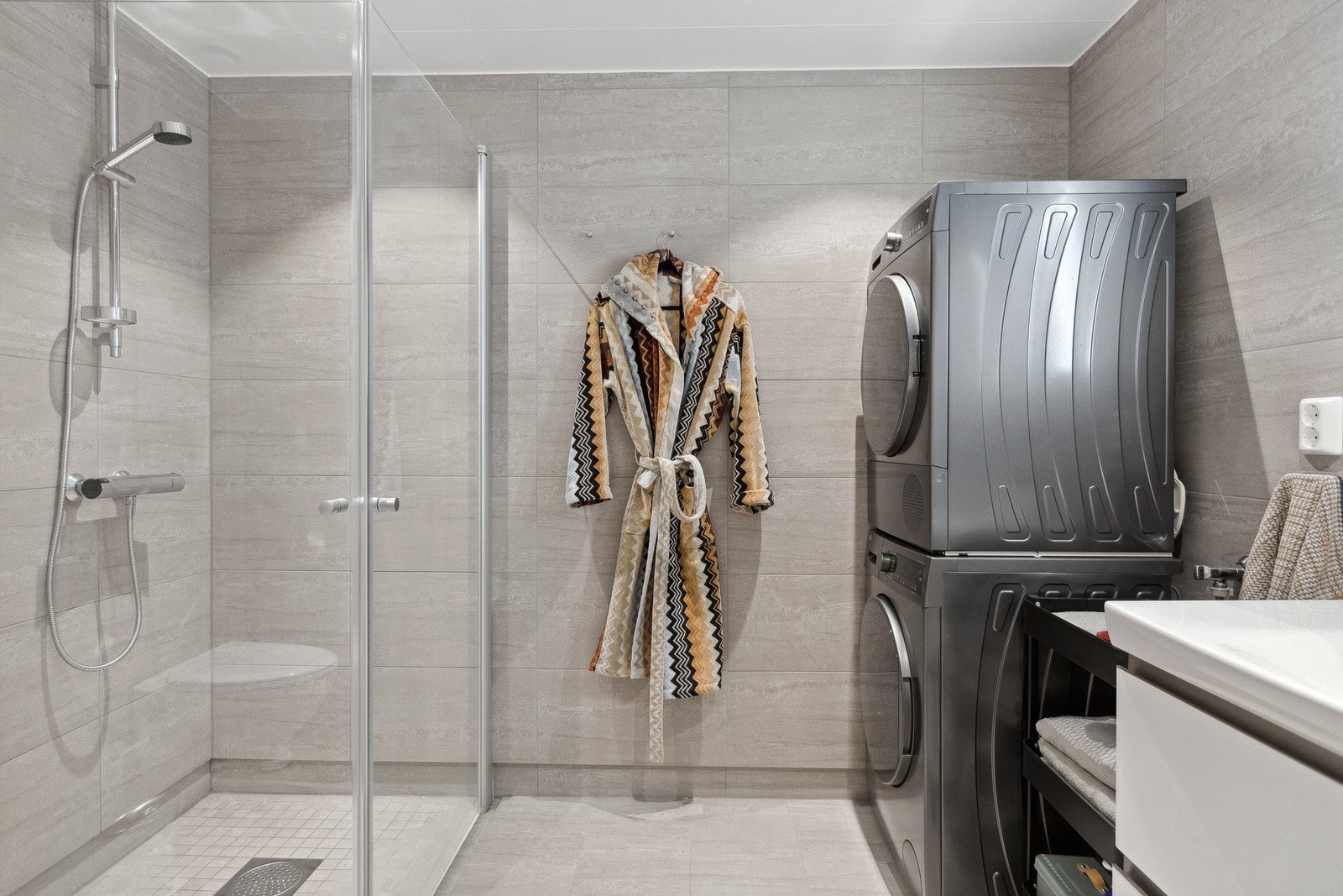 Varme i gulv og opplegg for både vaskemaskin og tørketrommel. Galleribilde