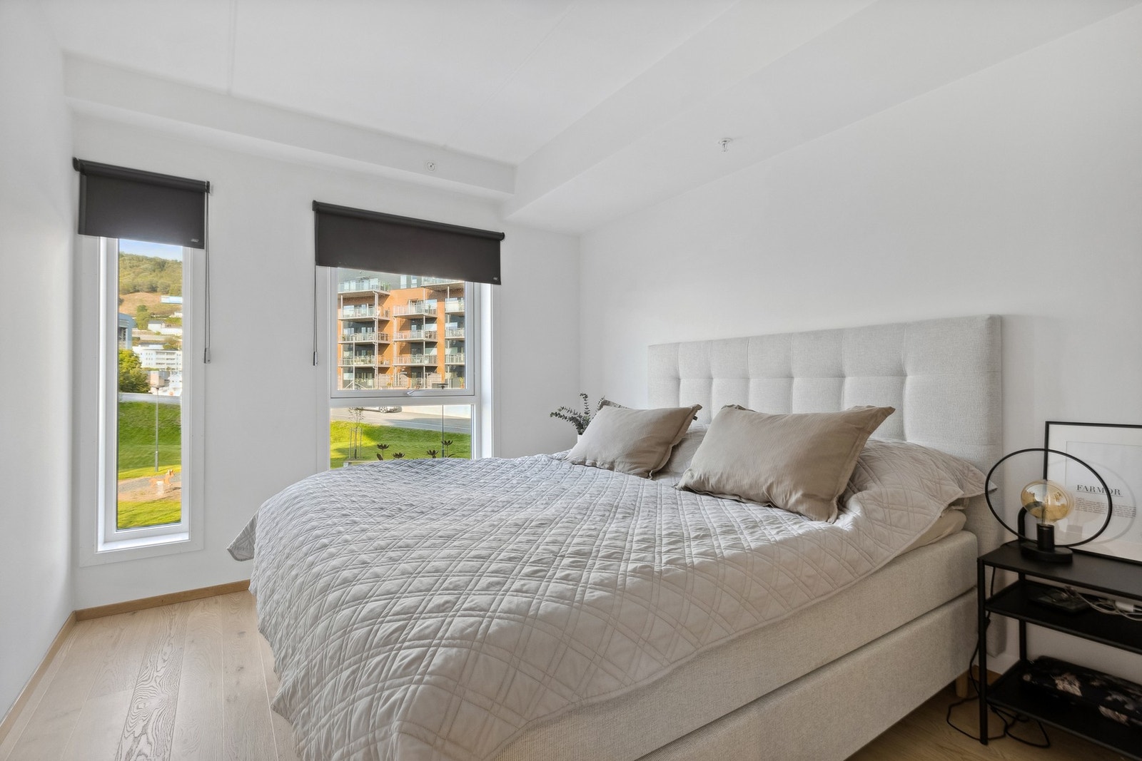 Hovedsoverom med god plass for dobbeltseng og nattbord. Galleribilde