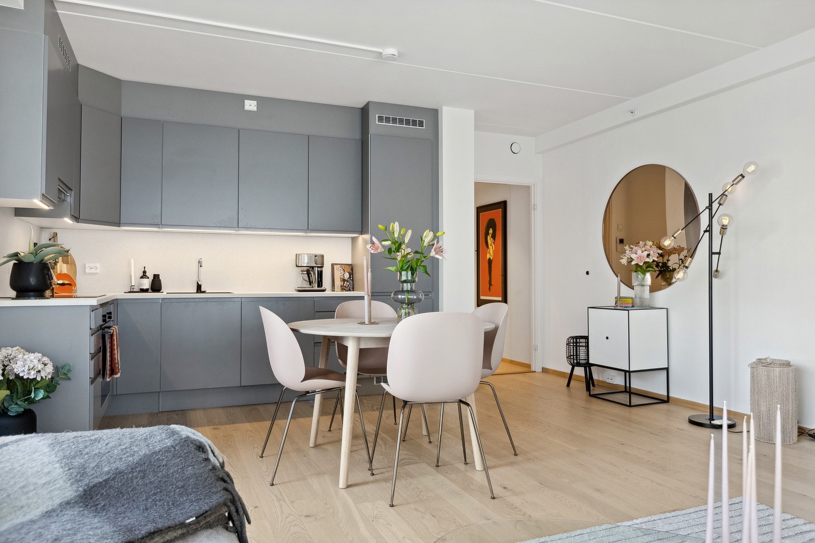 Åpen kjøkken-stue løsning med god plass for spisebord. Galleribilde