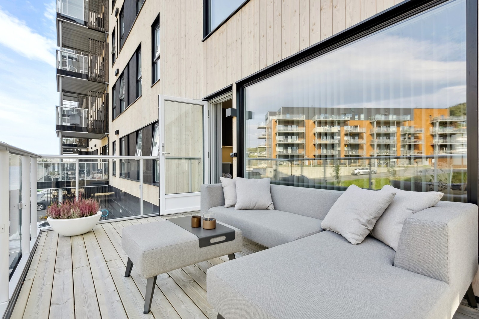 Direkte utgang til balkong med gode solforhold. Galleribilde