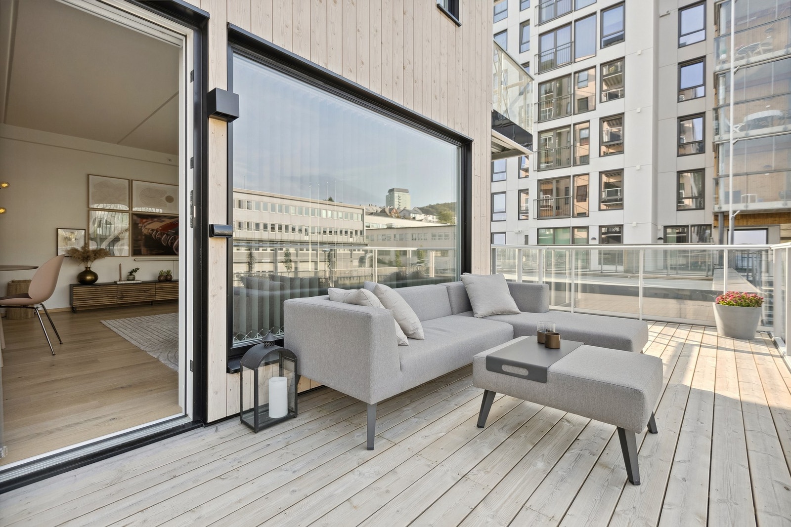 God plass til utemøbler. Galleribilde