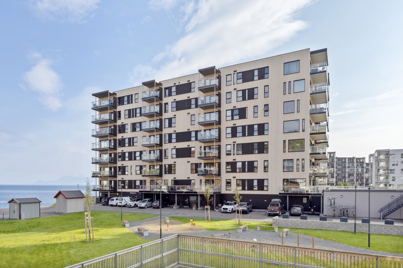 Gjesteparkeringsplasser på utvendig biloppstillingsplass og egen fast parkeringsplass i kjeller. Galleribilde