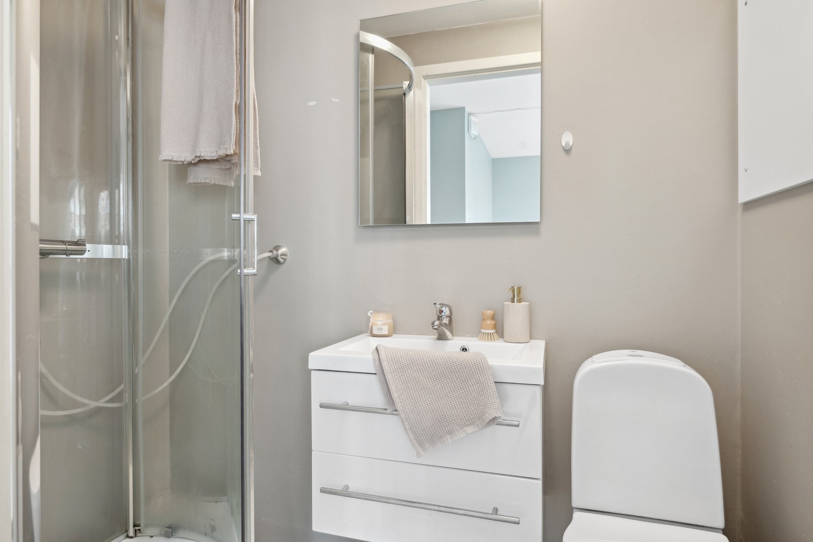 Bad tilhærende hybel. Galleribilde