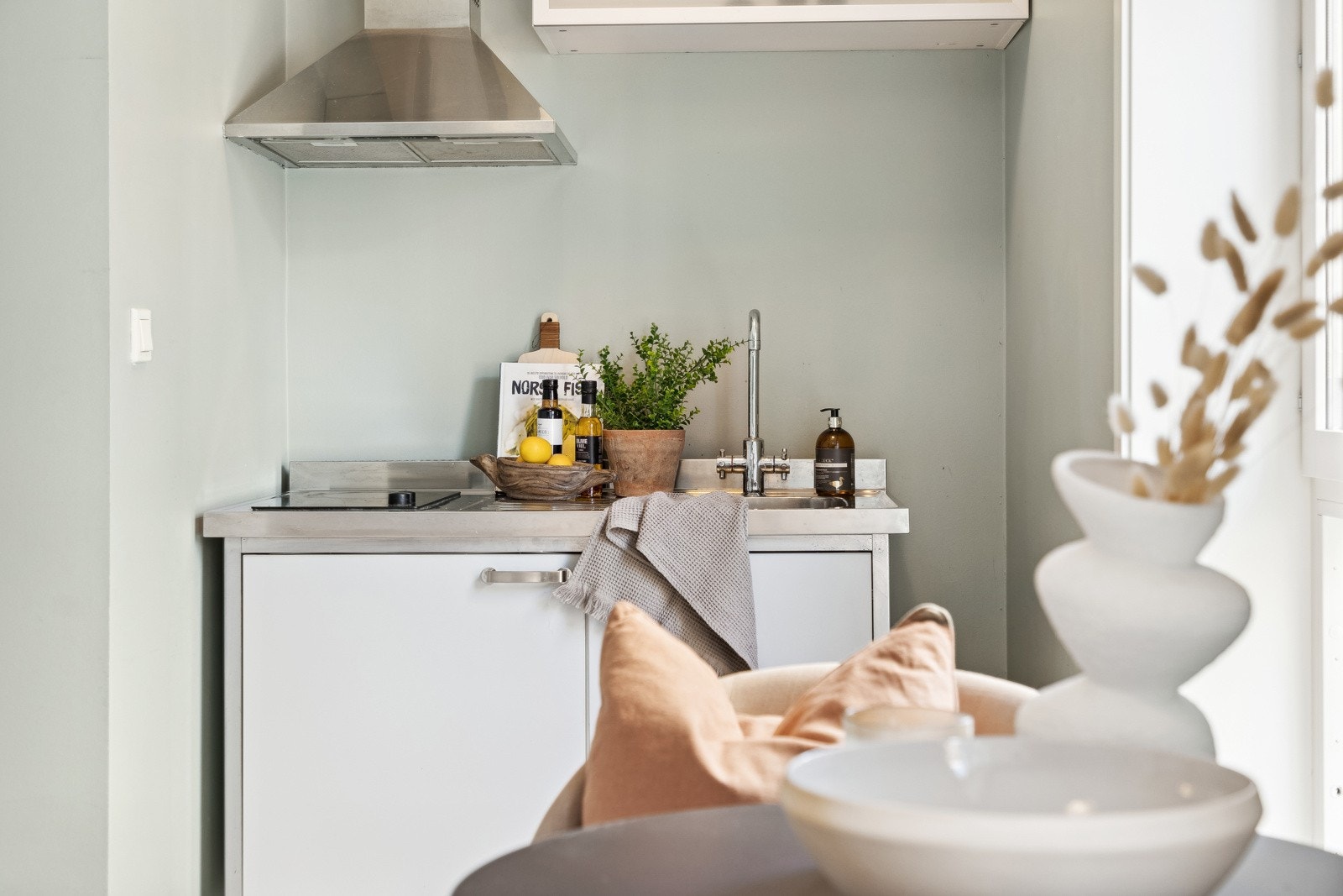 Hybelen har en liten kjøkkenkrok hvor man har alt det nødvendige. Galleribilde