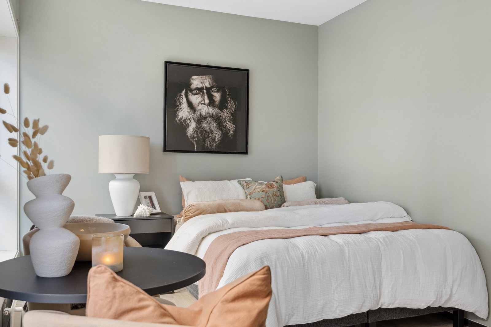 Her er det rikelig med palss til en større seng og annet møblement. Galleribilde