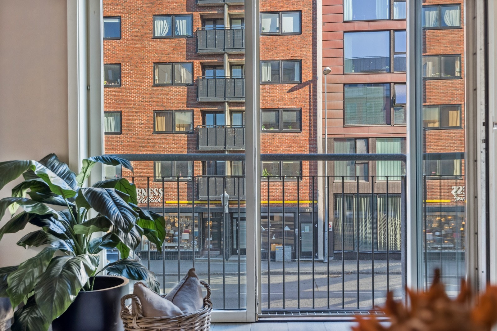 Boligen ligger på populære solsiden hvor man finner Trondheims beste tilbud av restauranter, butikker, og andre fasiliter! Galleribilde