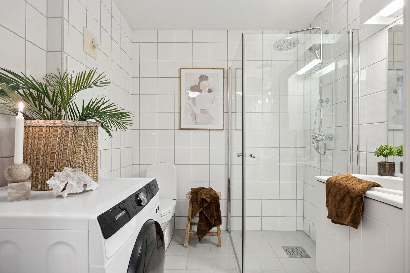 Bad på 4 kvm. Badet har innfellbare dusjdører samt god plass til vaskemaskin. Galleribilde