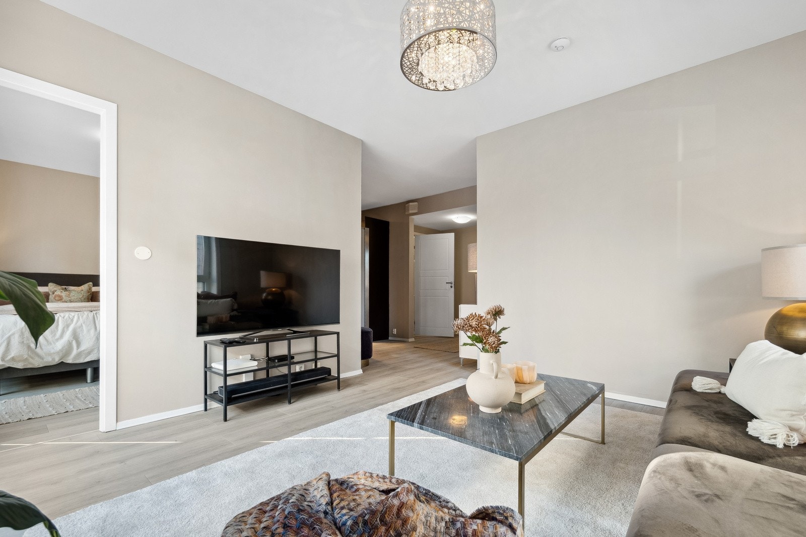 Stuen er malt i tidløse farger noe som gjør det enkelt å sette sitt personlige preg på interiør. Galleribilde