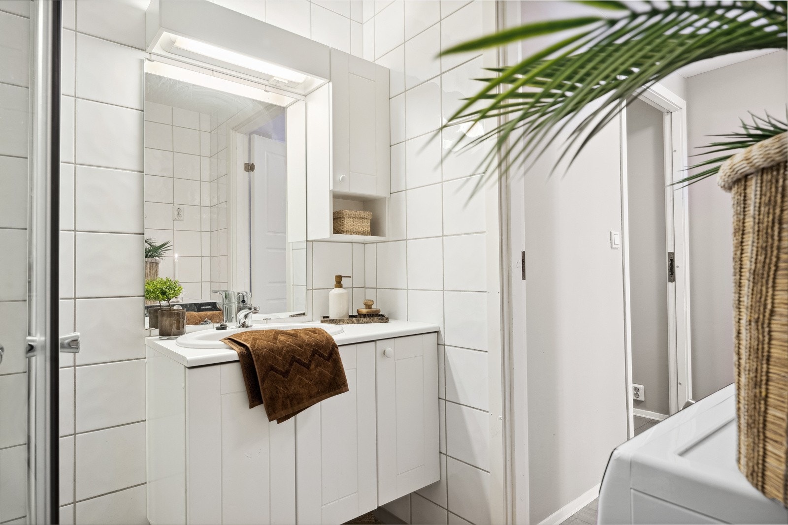 På badet er det speilmed vegghengt skap med servant. Galleribilde