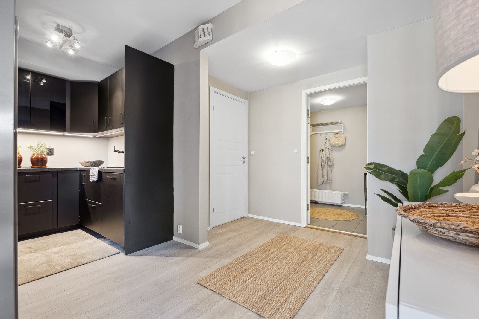 Kjøkkenet ligger i en åpen løsning mot stuen no som gjør det enkelt å servere. Galleribilde