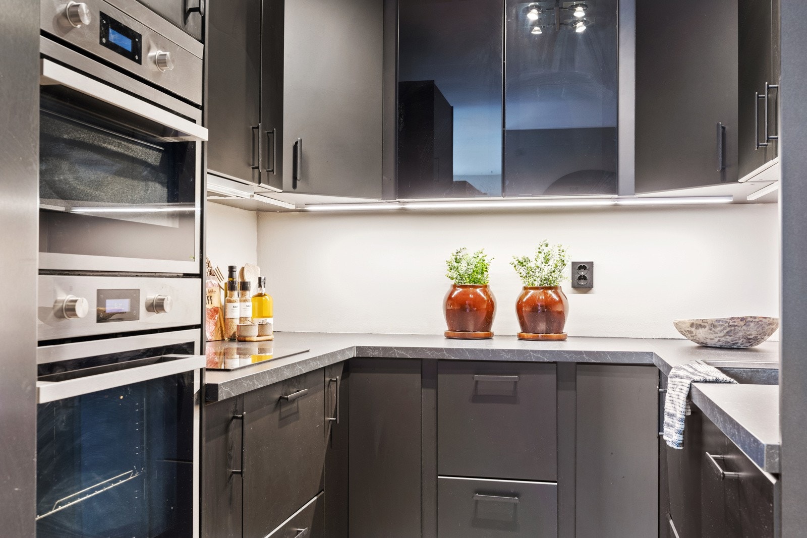 Kjøkkenet har rikelig med både skap og benkeplass. Galleribilde