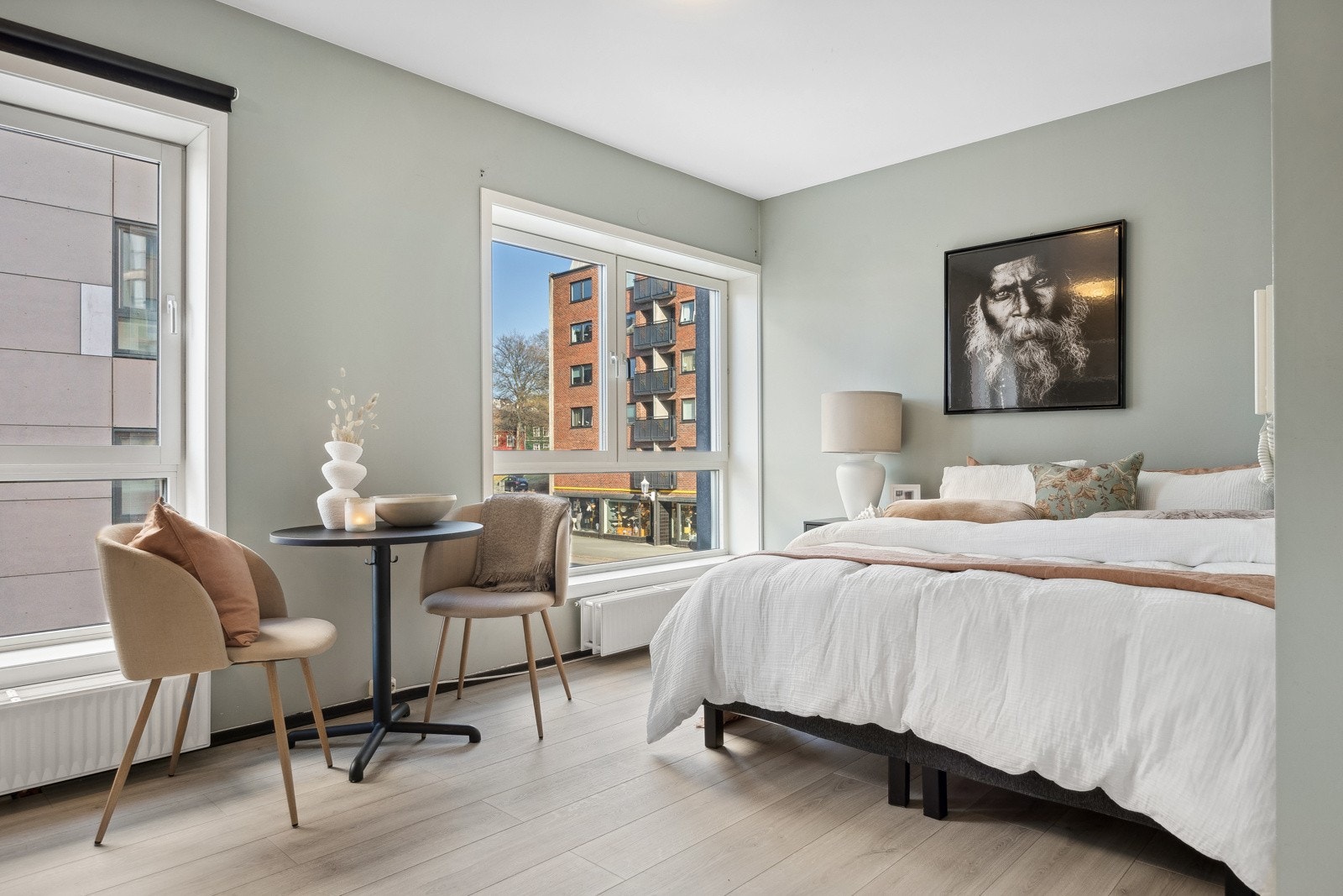 Denne delen av leiligheten er på ca. 18 kvm. og består av stue/sov/kjøkken og bad. Galleribilde