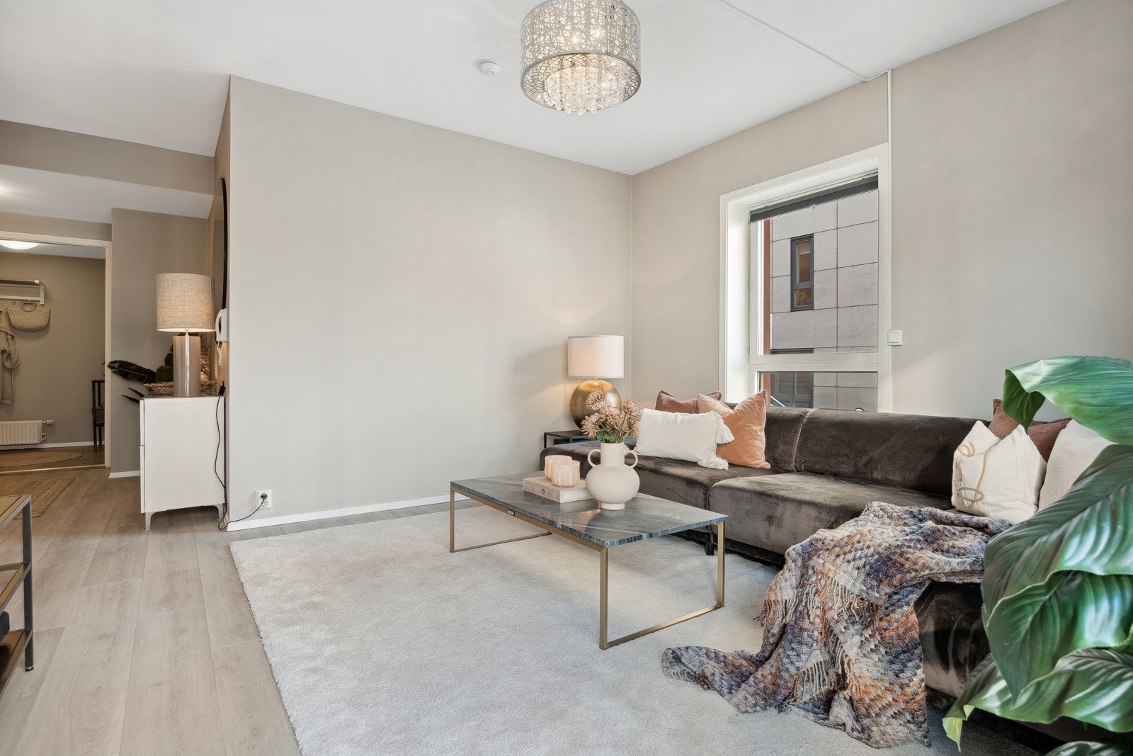 Stuen ligger i en åpen løsning inn mot kjøkkenet og er på solide 16 kvm. Galleribilde