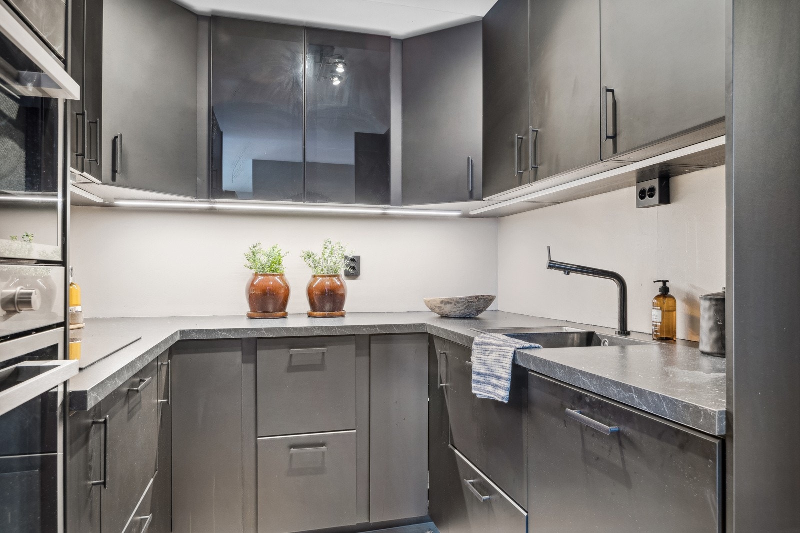 Kjøkkeninnredning fra Ikea, malt i sort. Galleribilde