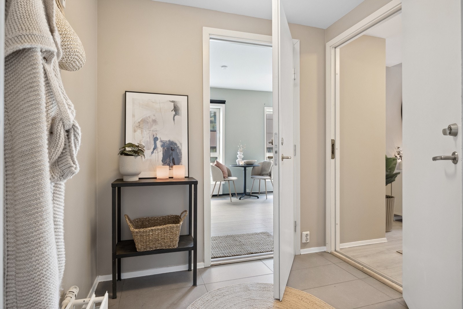 Gangen er felles inngang for både hovedleiligheten og hybelen. Galleribilde