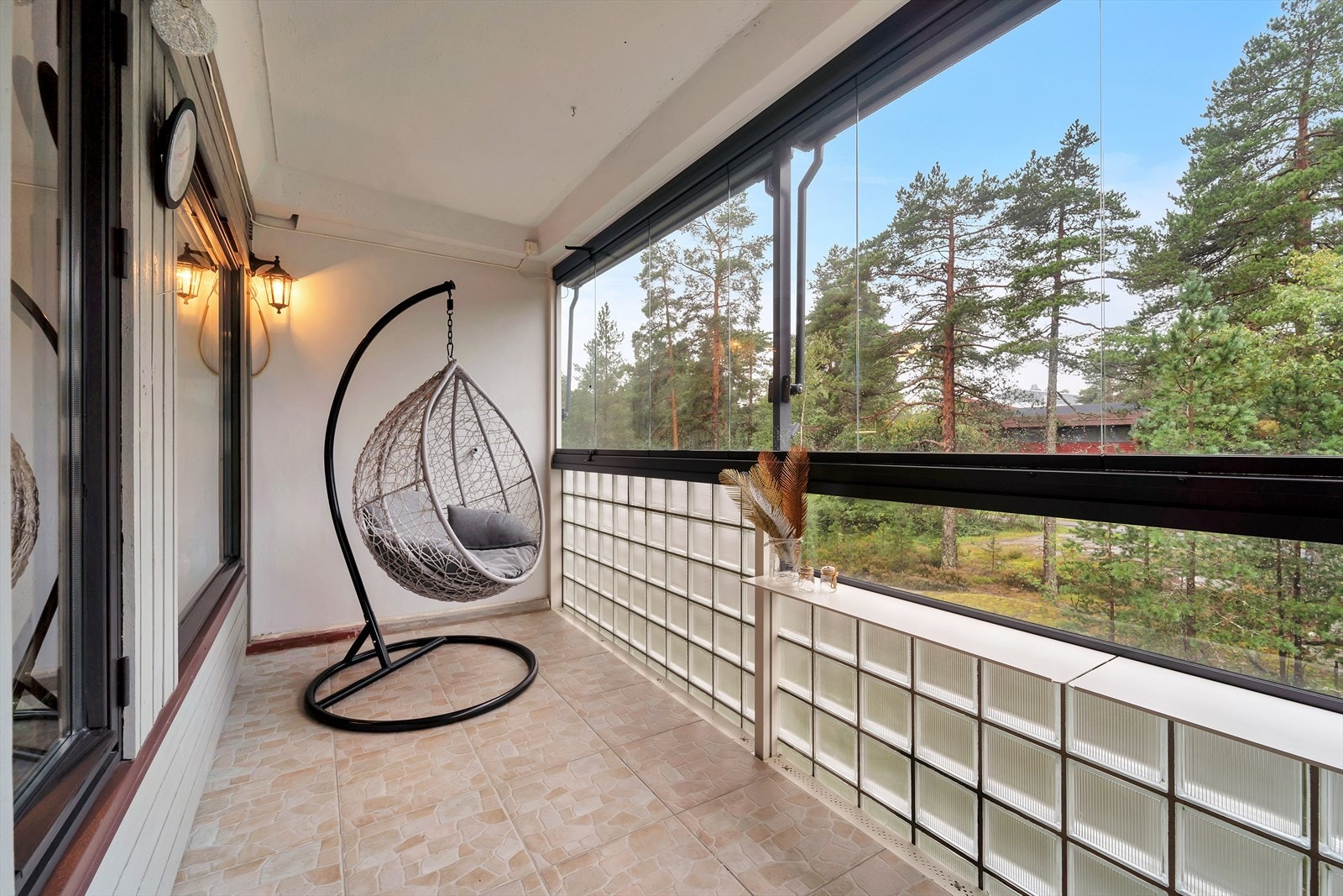 Dette er en lys og tiltalende 4-roms leilighet med populær beliggenhet på Romsås. Galleribilde