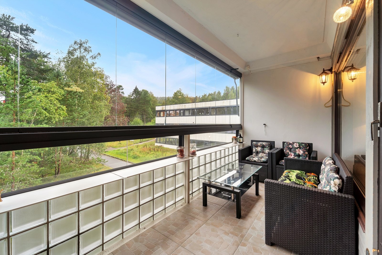 Fra stuen er det adkomst til en herlig innglasset balkong på ca. 13 m2. Dette blir en fin forlengelse av stuen som kan nytes året rundt, med beskyttelse mot ulike værforhold. Galleribilde
