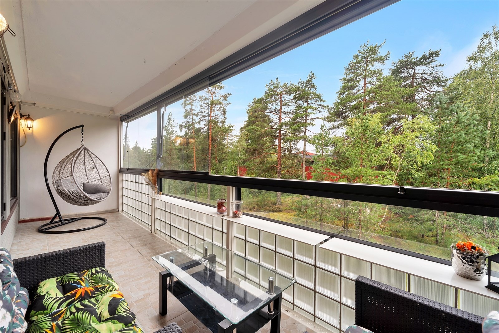 Glassvinduene kan enkelt skyves til siden slik at du får frisk luft og kan nyte naturen rett utenfor. Galleribilde