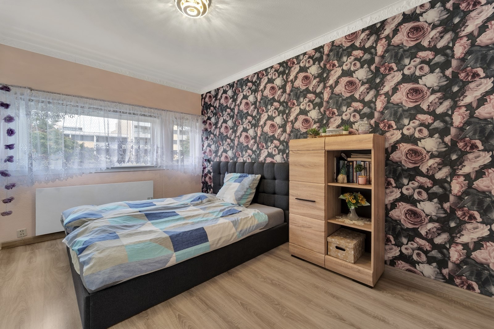 Hyggelig hovedsoverom med plass til dobbeltseng, nattbord og kommode. Galleribilde