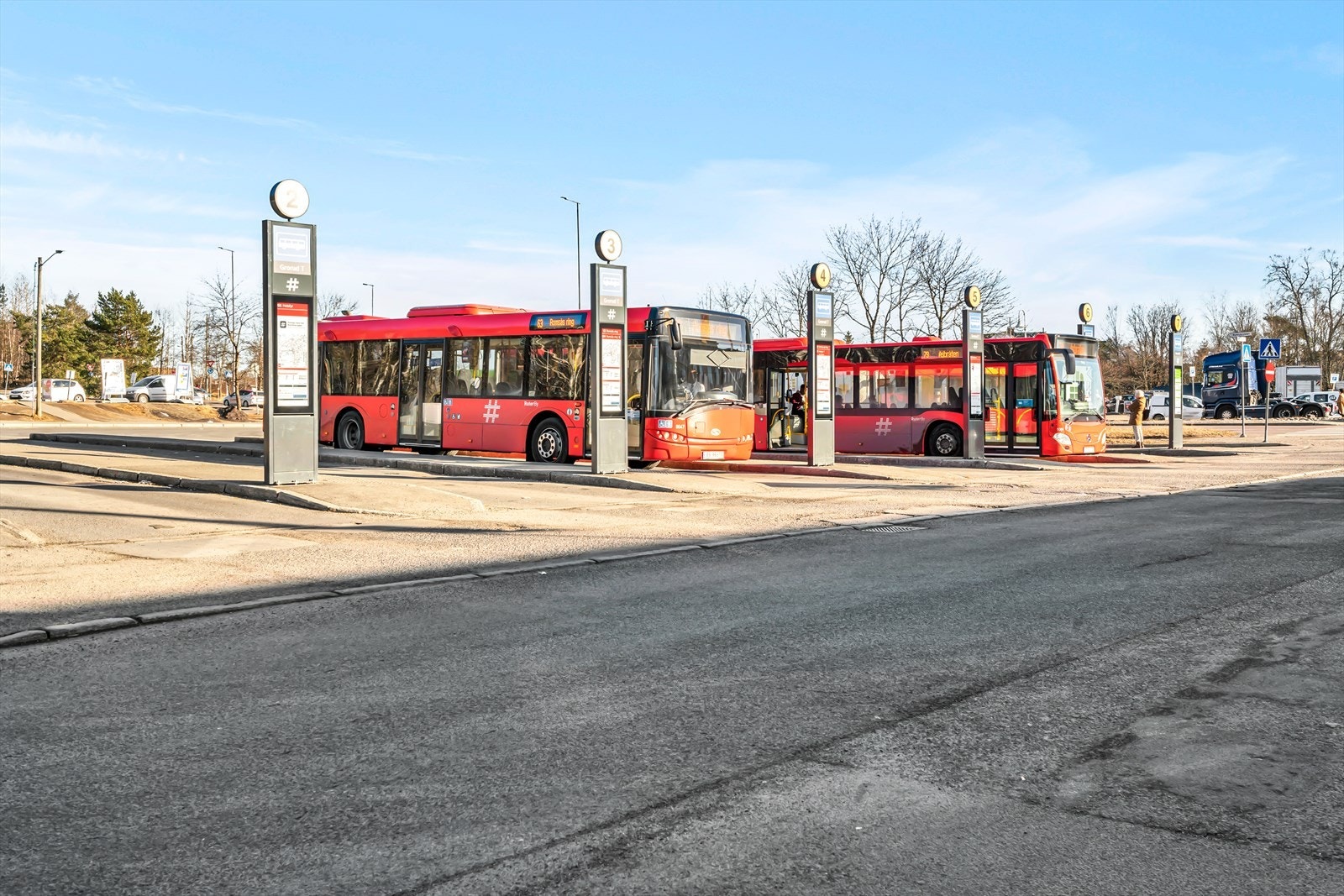 Grorud har gode T-bane og bussforbindelser, og fra Trondheimsvegen kan man ta Flybussen til Gardermoen. Galleribilde