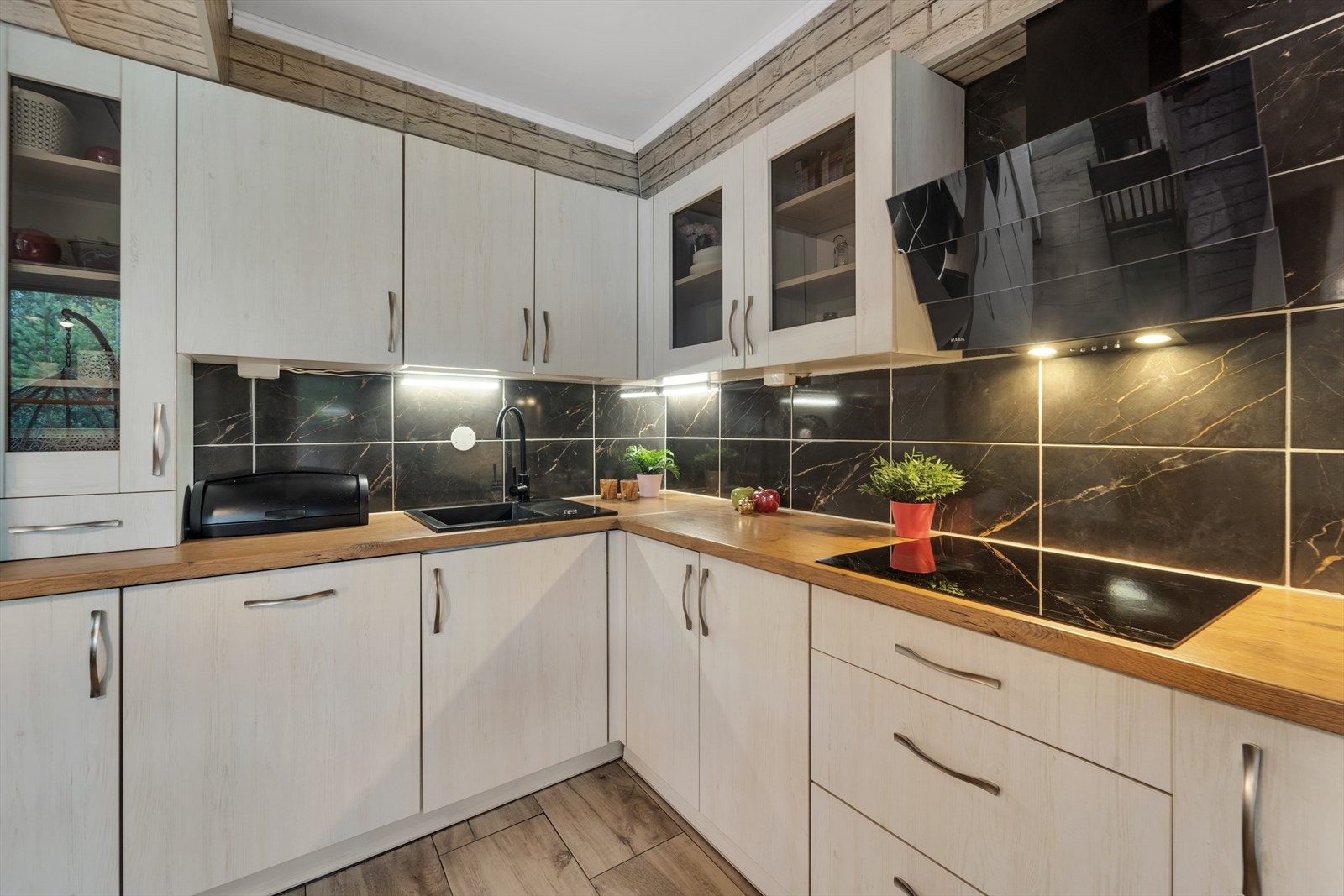 Hvitevarer følger med og består av integrert stekeovn med platetopp, samt frittstående oppvaskmaskin og kjøle-/fryseskap. Galleribilde