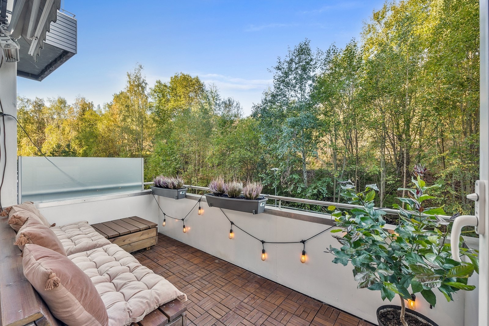 Koselig balkong med plass til avslapning og beplantning. Galleribilde