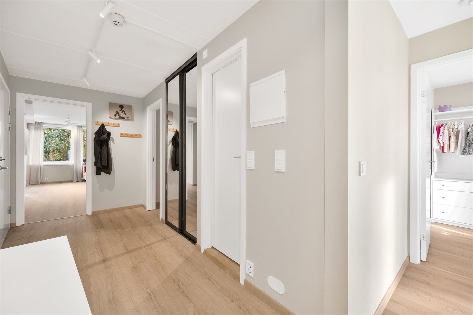 Inngang med garderobeskap og speil. Galleribilde