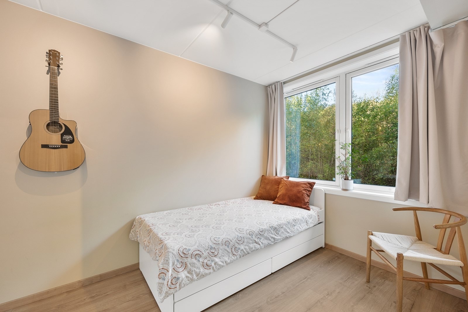 Trivelig soverom med plass til kontorhjørne. Galleribilde