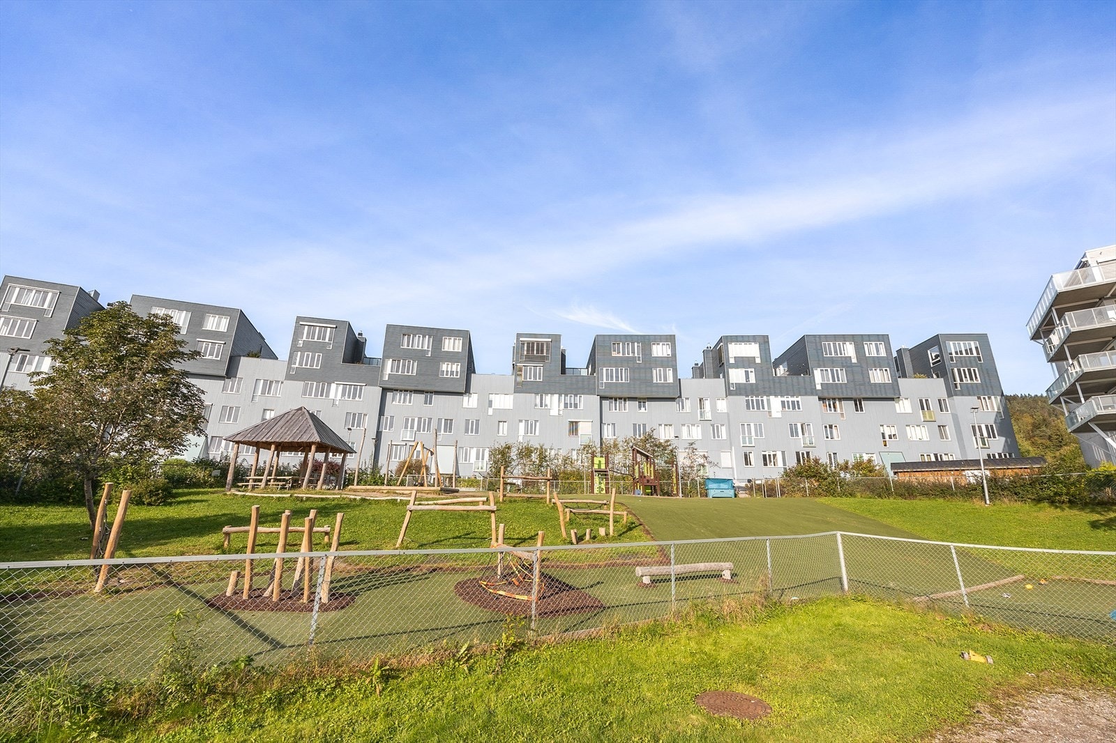 Familievennlig område med lekeplasser og barnehage. Galleribilde