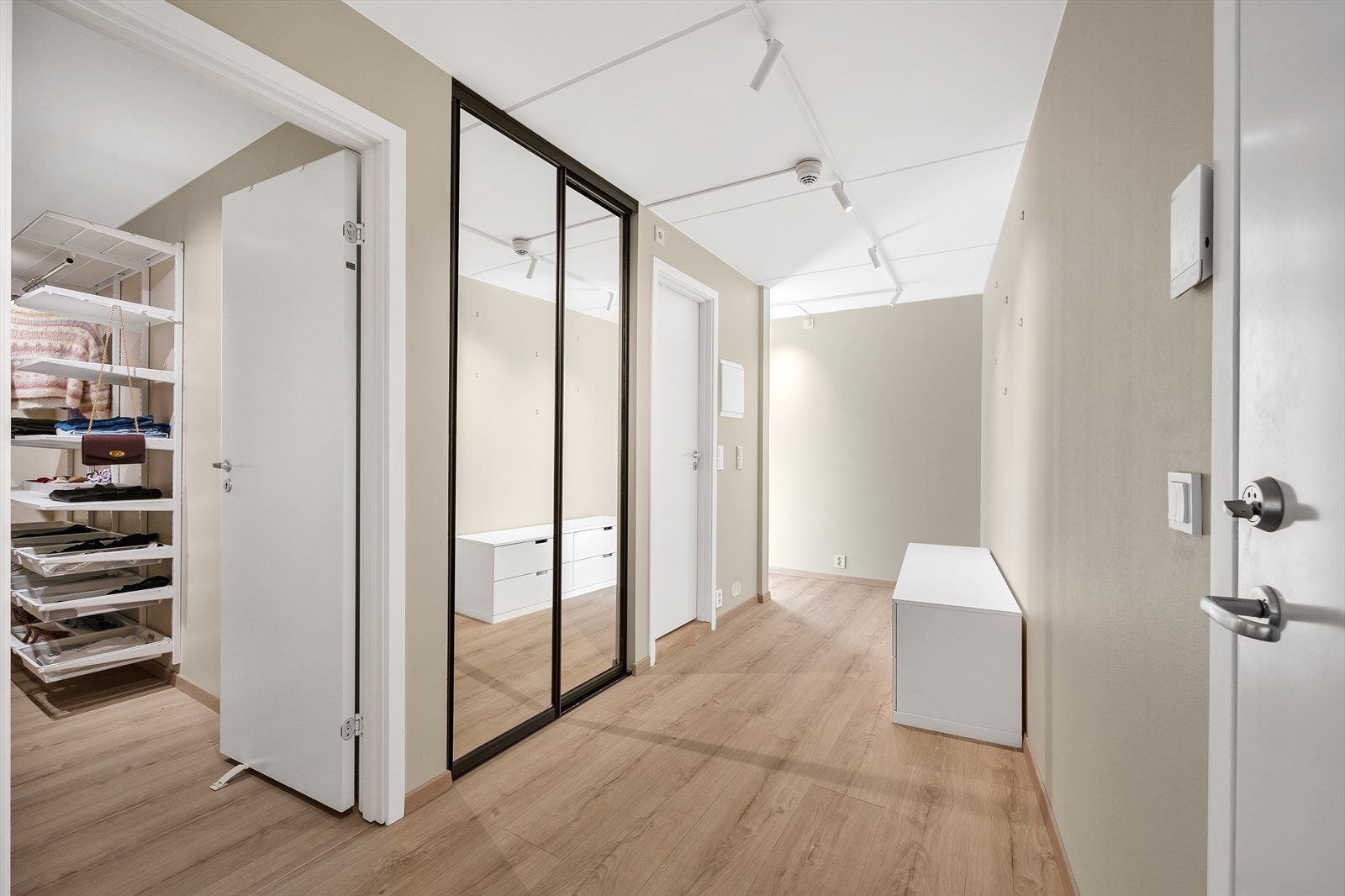 Lys entré med god oppbevaringsplass. Galleribilde