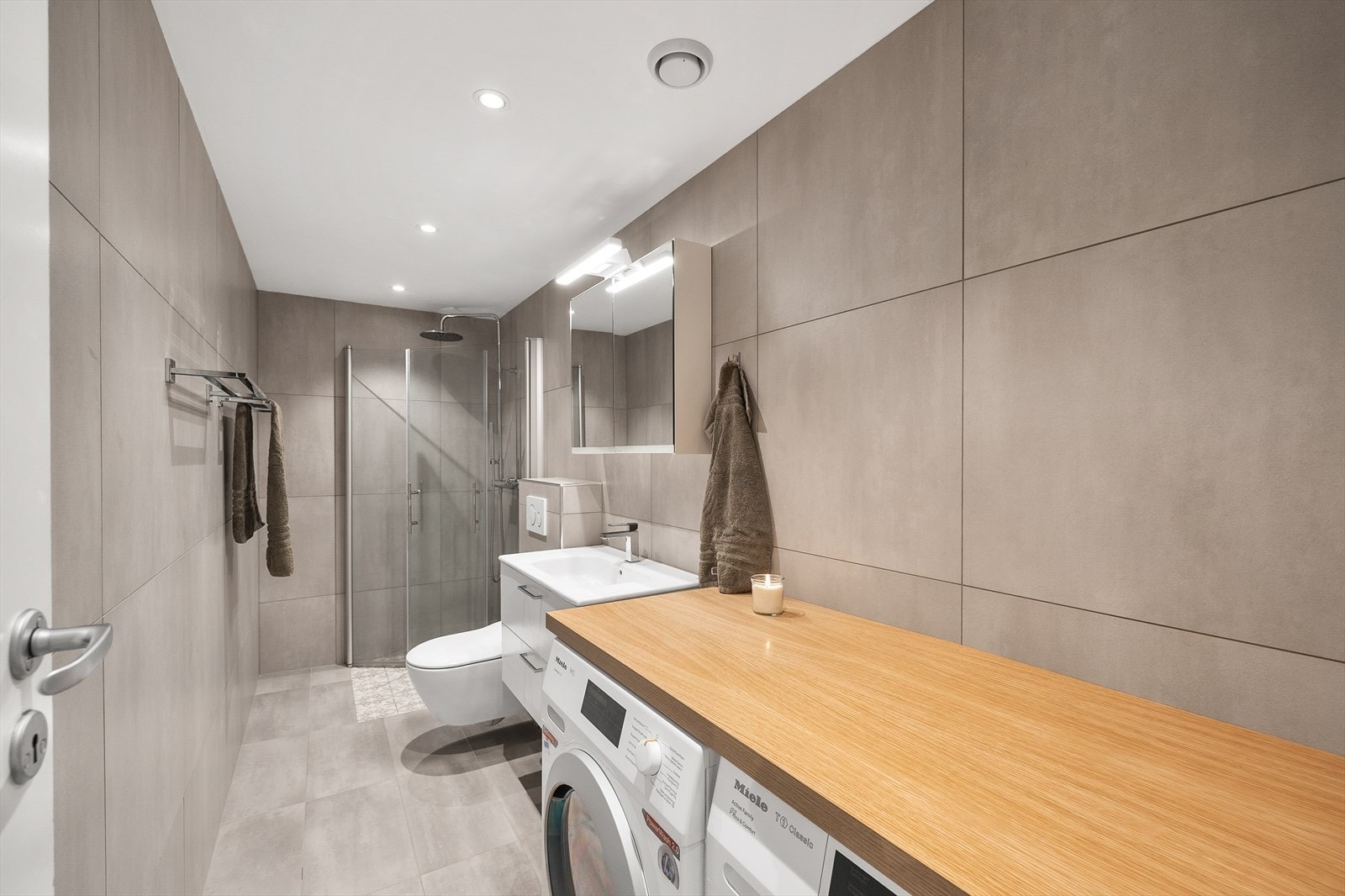 Baderom med opplegg for vaskemaskin og tørketrommel. Galleribilde