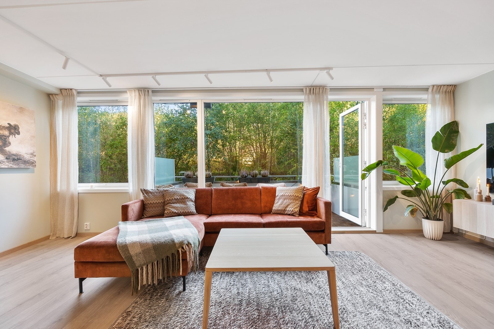 Lys stue med utgang til balkong, perfekt for gjester. Galleribilde