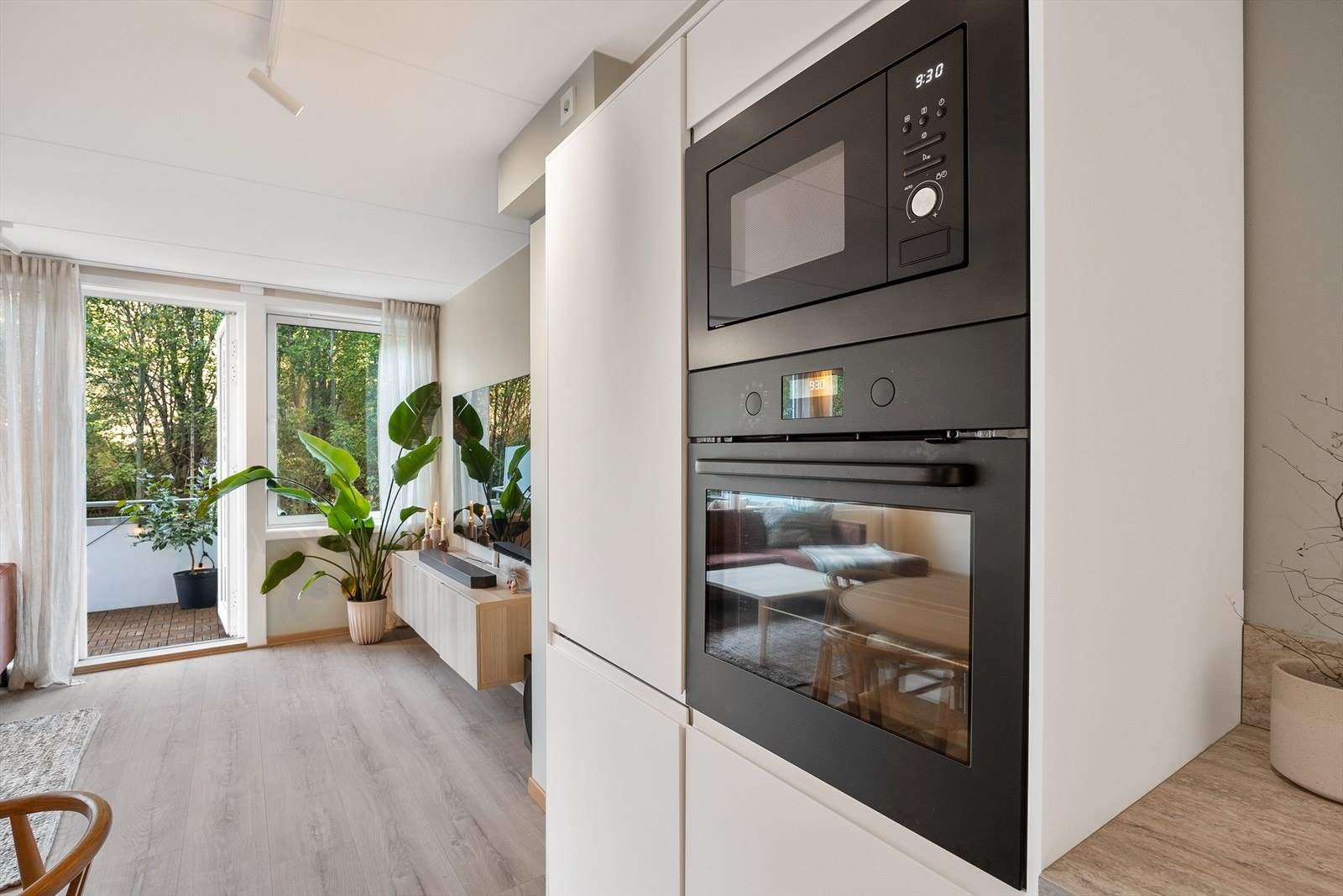 Kompakt kjøkken med direkte tilgang til stue. Galleribilde