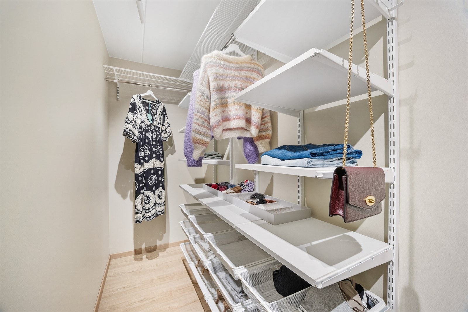 Walk-in garderobe med hyllesystem. Galleribilde