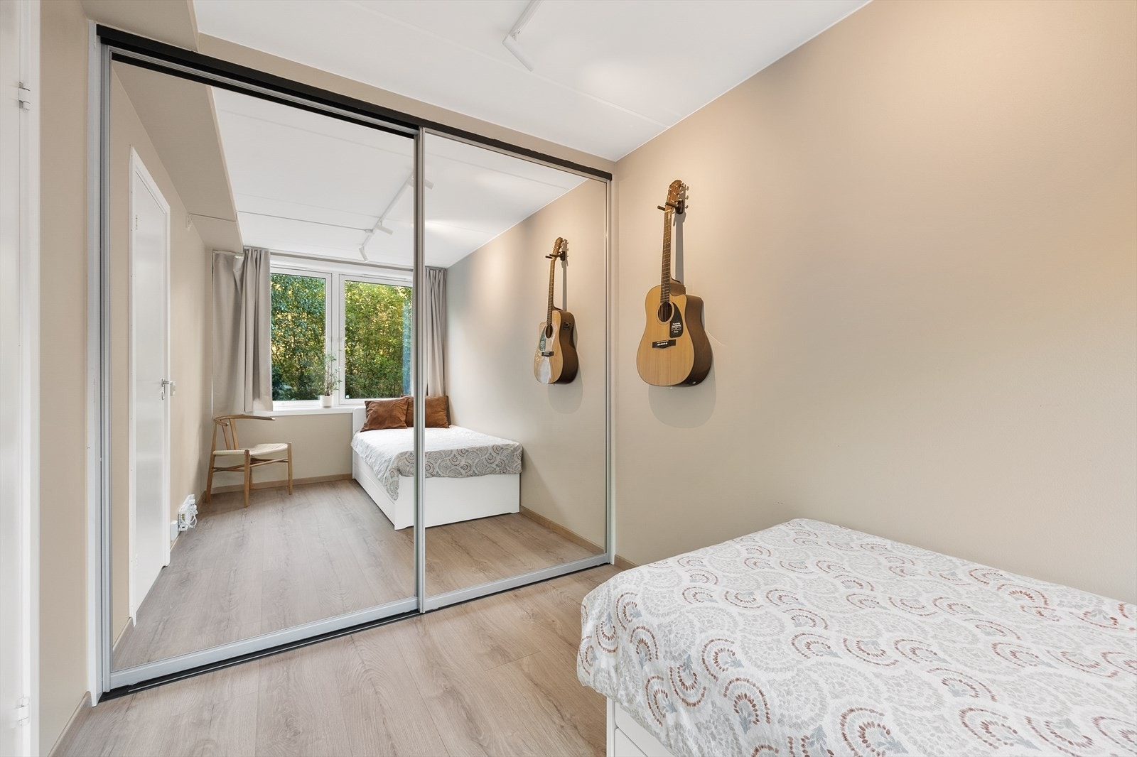 Soverom med speilfront garderobe. Galleribilde