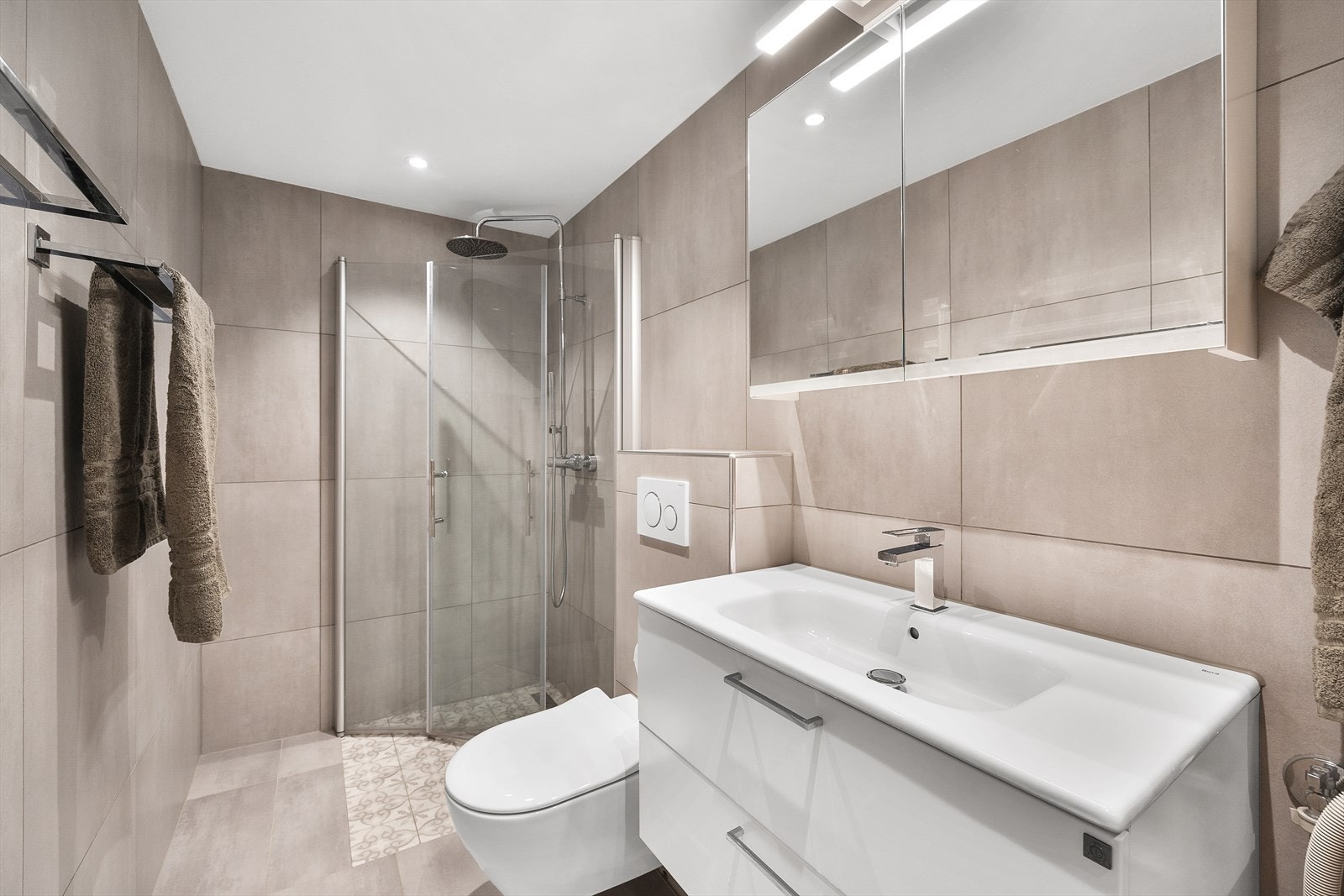 Elegant baderom med moderne sanitærutstyr. Galleribilde