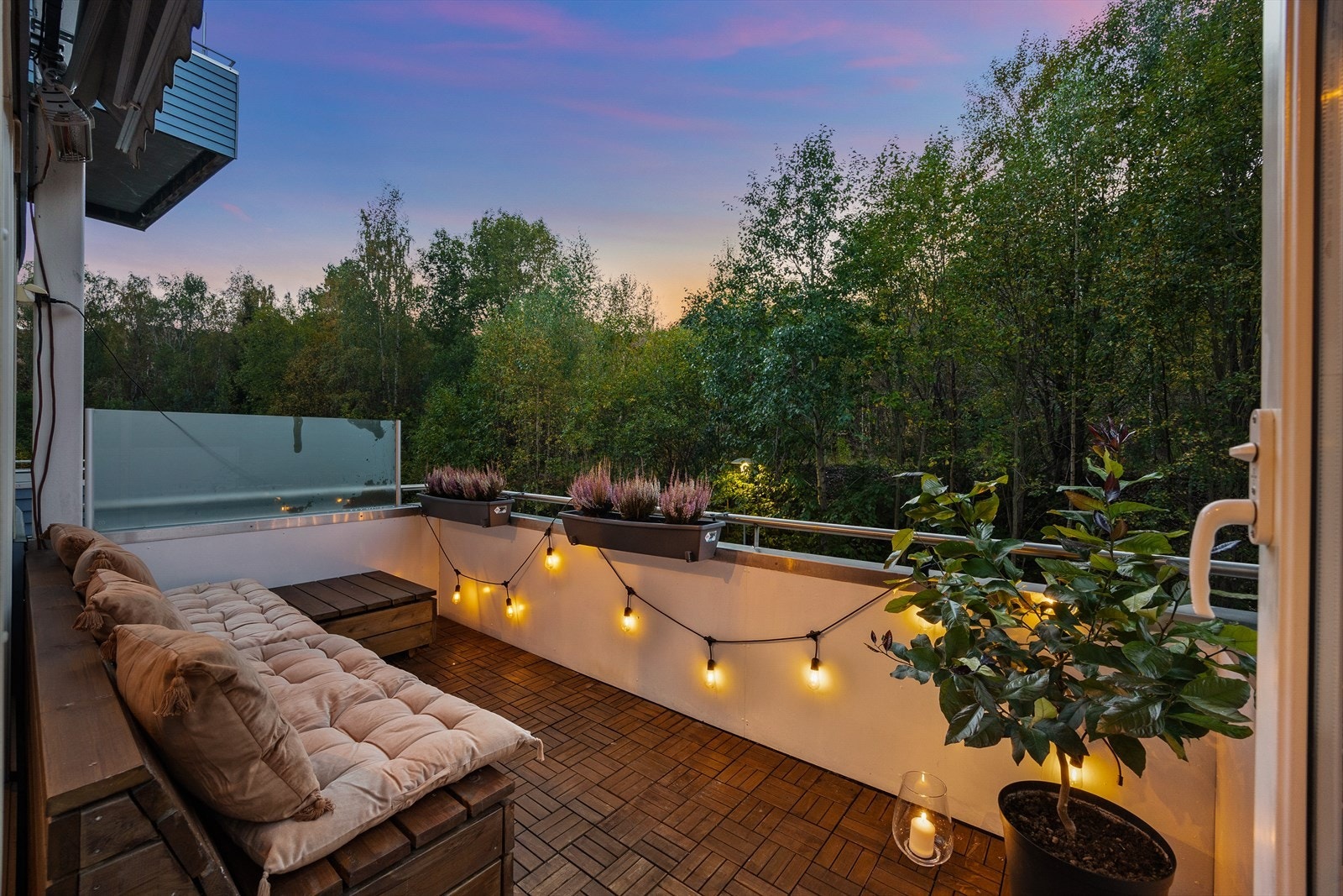 Koselig balkong med frodig utsikt. Galleribilde