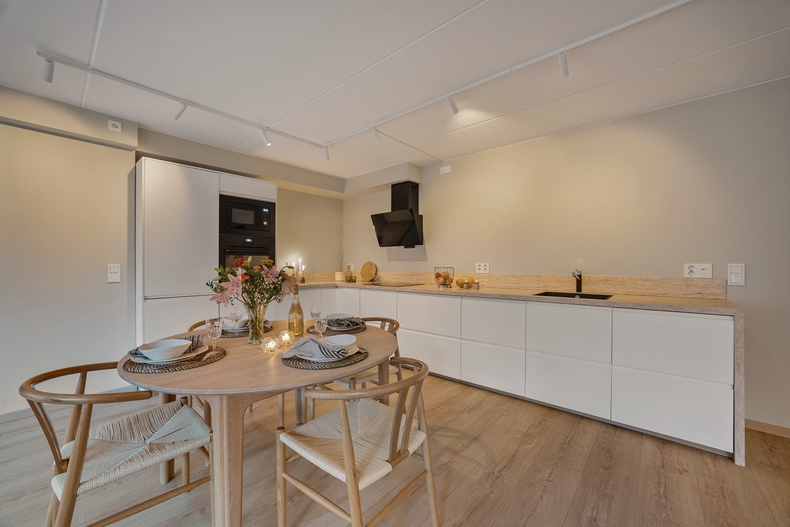 Lekkert kjøkken med mye skap og benkeplass. Galleribilde