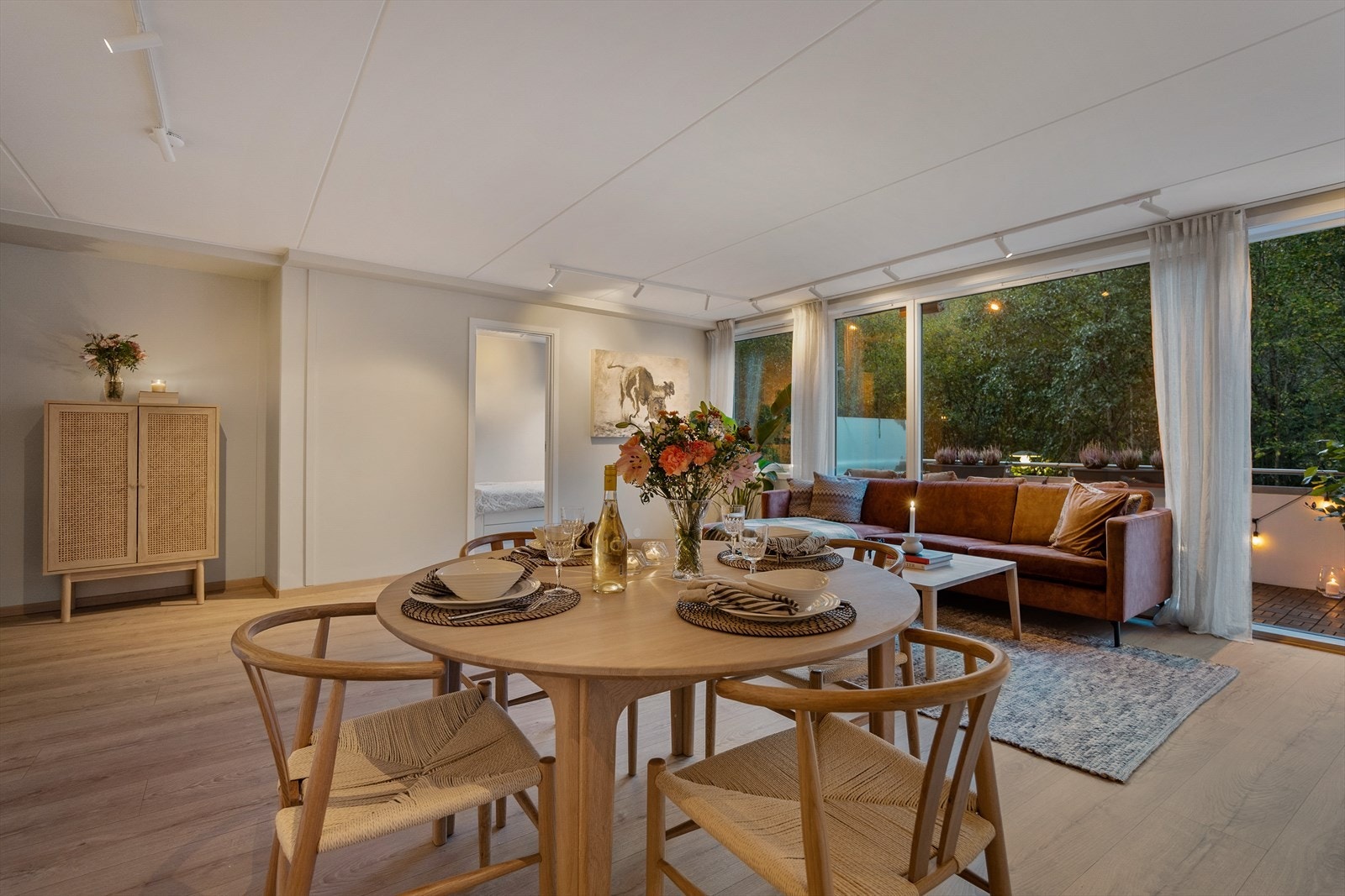 Åpen stue med rom for både spisebord og sofagruppe. Galleribilde